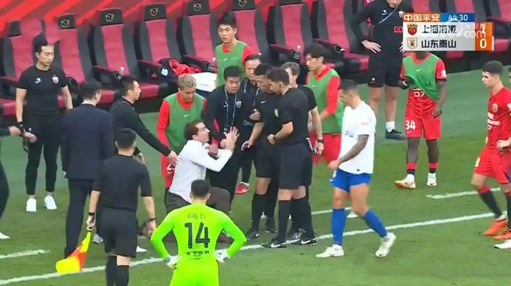 干起来了!吕文君点火引海港自爆:蔡慧康掐脖子,哈维尔给下跪了