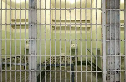 抢劫犯挖通道随意出入监狱,撞死人也未被追责,狱警多次帮其记功