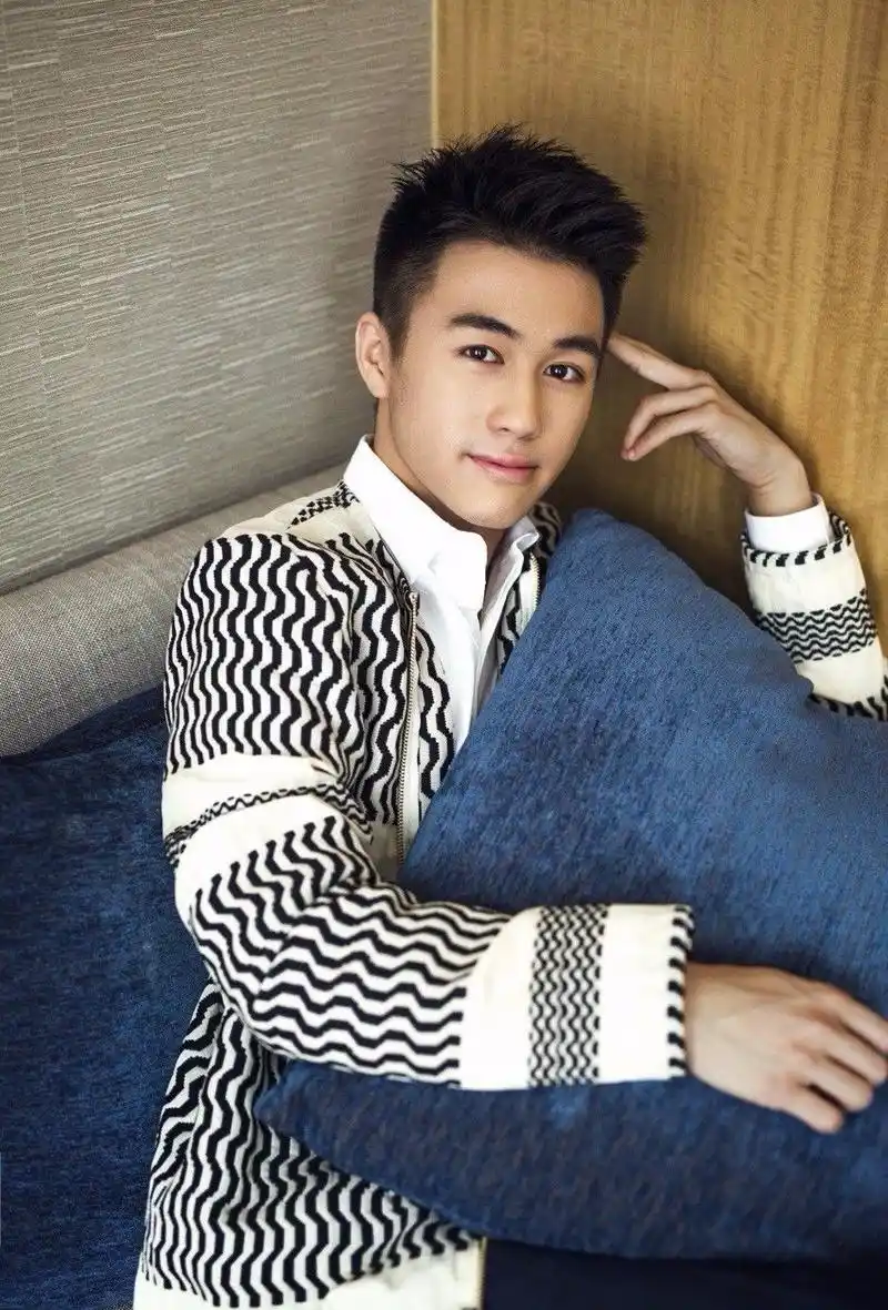 赌王儿子何猷君超模奚梦瑶同框出游,牛仔热裤大长腿强劲,配一脸