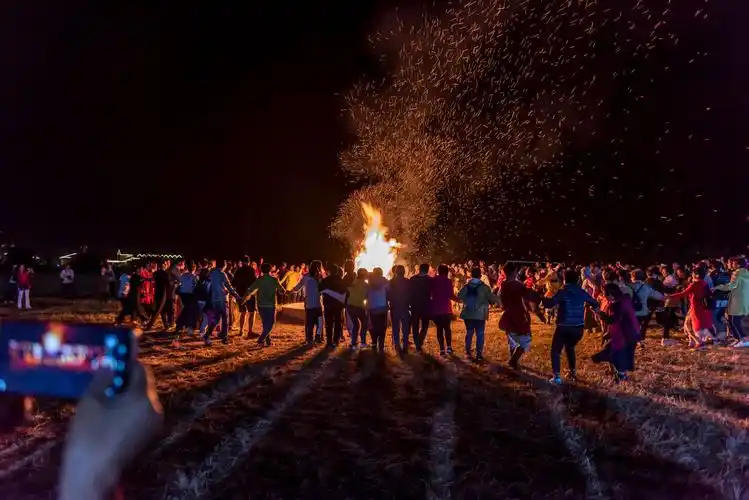 草原上的篝火晚会
