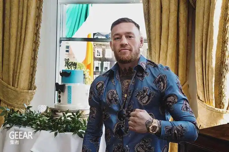 嘴炮康纳一帅不可收拾赢下发布会的服装创意