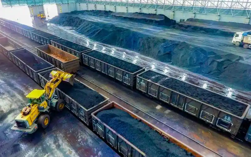 山西焦煤集团临汾销售区赵城站煤场内正在装车,加紧煤炭铁路外运.