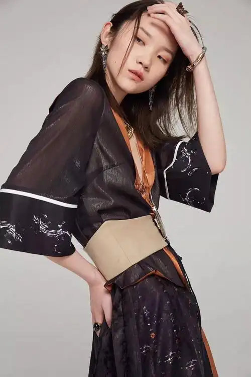 超模走秀拍照时爱叉腰这可是超模必备姿势