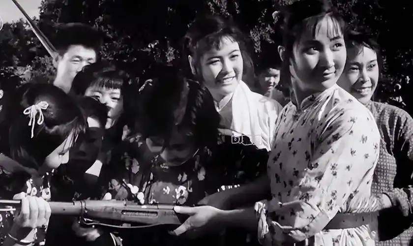 《苦菜花》美丽娟子,两段婚姻潦草收场,侄子:姑姑一生追爱不得_杨雅琴