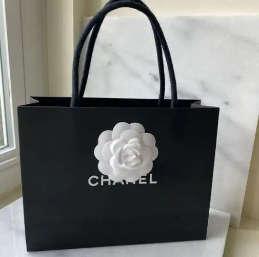 "医美店的华人老板尹小姐表示,这名客人的的香奈儿购物袋就放在门口