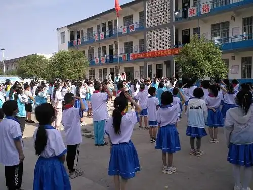 童行新时代争做好队员新店三小举行少先队入队仪式