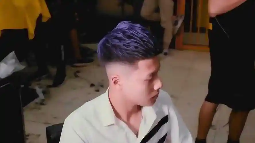 20岁男生"零差评"发型,头发两边剃光只留中间,这样造型很帅气