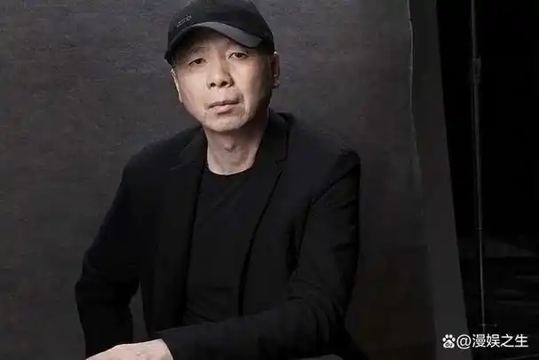 6月13日,著名导演冯小刚,参加某活动的照片,引发了众人的热议.