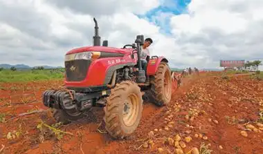 陆良县小百户镇中坝村,村民驾驶拖拉机在田间作业.