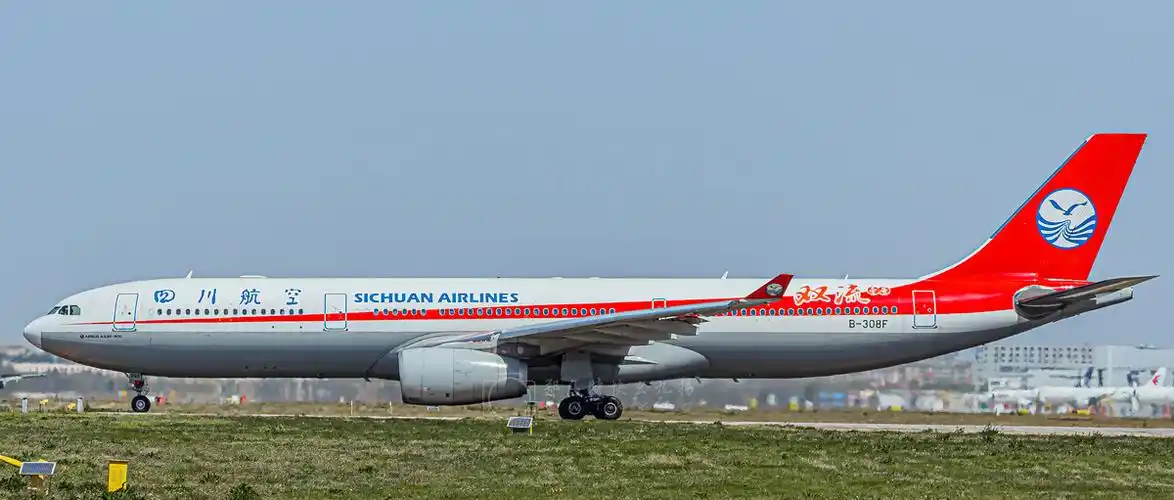 青岛流亭成都双流跑道外等待执飞机型空中客车a330300b308f双流壹号