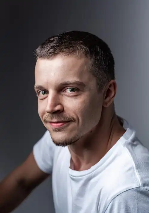 man in white crew neck shirt 图片 - canva可画