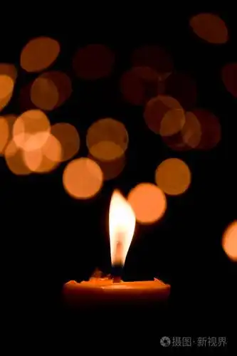 夜晚的烛光和黑暗背景下的薄纱