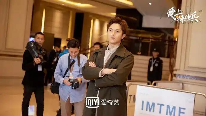 爱上特种兵#一场医学活动,有人@傅程鹏_浤鳴竭力维护现场安全,有人