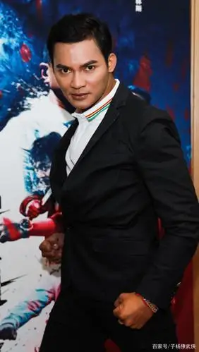 托尼贾功夫动作照,这肌肉一看就是硬汉