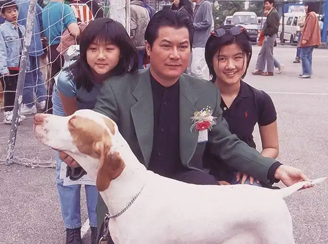 邓光荣妻子罕露面,保养得宜气质高雅出众,将2个女儿培养成学霸_腾讯