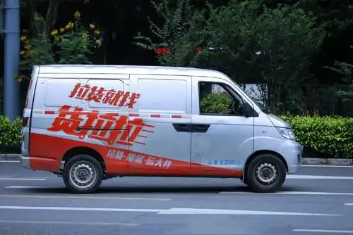 在货拉拉平台,司机都被要求粘贴货拉拉的车贴,并且