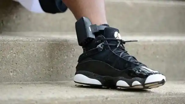 电子脚镣是什么?为什么说它是现代刑具,小伙亲身尝试差点哭了!