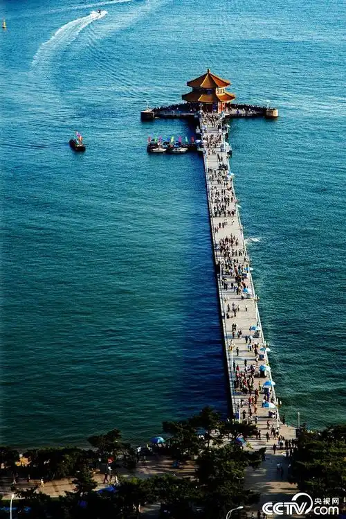 有着100多年历史的栈桥,是青岛的重要标志性建筑物和著名风景游览点.