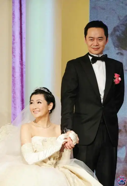 selina前夫张承中当街热吻长发妹 selina张承中为什么会离婚