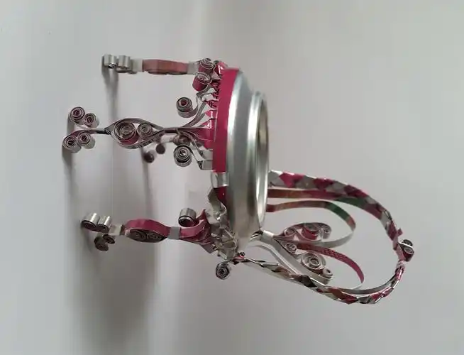 p> 将某种可用(可回收)废品,利用工艺或技术方法制作成可用物品. /p>