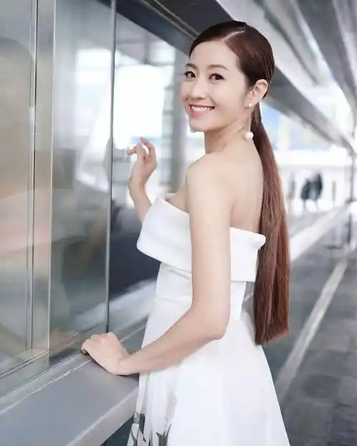 陈自瑶出席活动罕谈王浩信,坦言彼此间有沟通,夫妻关系逐步回温_夫妻