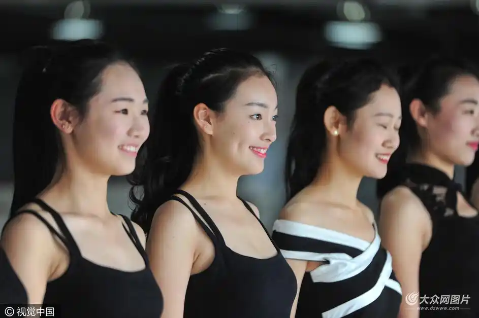 天寒挡不住艺考梦 烟台艺考生上演比基尼秀