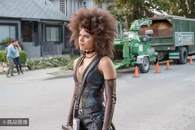 死侍2剧照抢先看又萌又贱又污的话痨英雄回来了