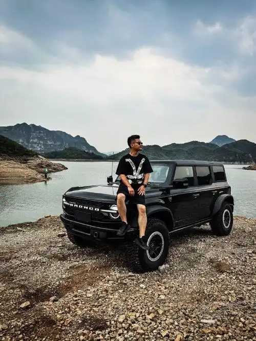 今天尝试了一下,拍摄黑色越野车用低饱和色调加高对比效果最佳,尤其有