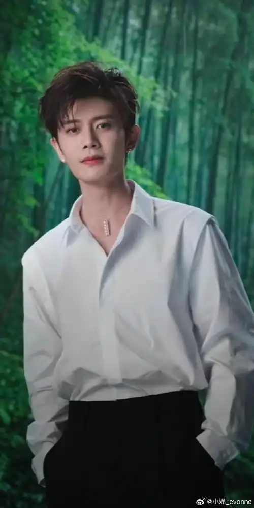 [任嘉伦]  白色衬衫的任  帅气干净到词穷了  现代剧赶紧拍一个  超宝