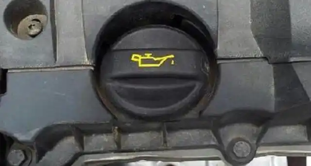 根据你的描述汽车机油加注口的标志是上面带一个油壶油壶头部有两个油