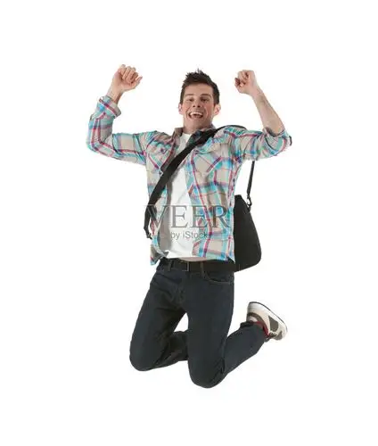 激动的年轻人跳跃