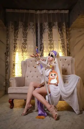 哥布林杀手剑之圣女cos,小姐姐虽然没有"各种袜",但就是说不出的好看