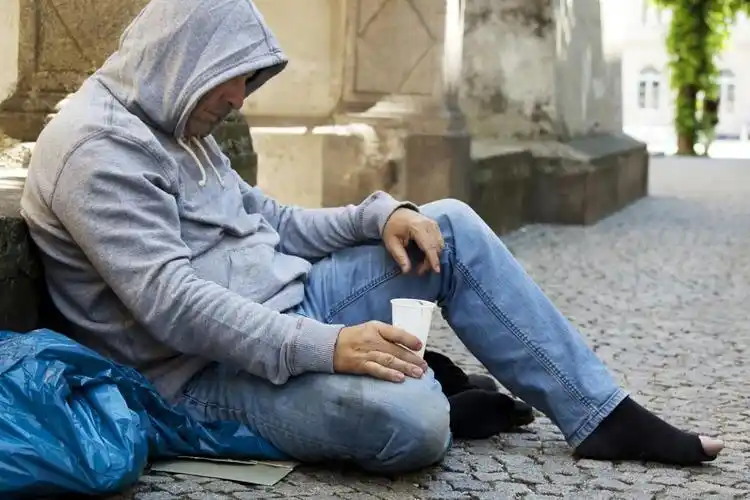 不体面了,没以前风光了落魄,指潦倒失意.