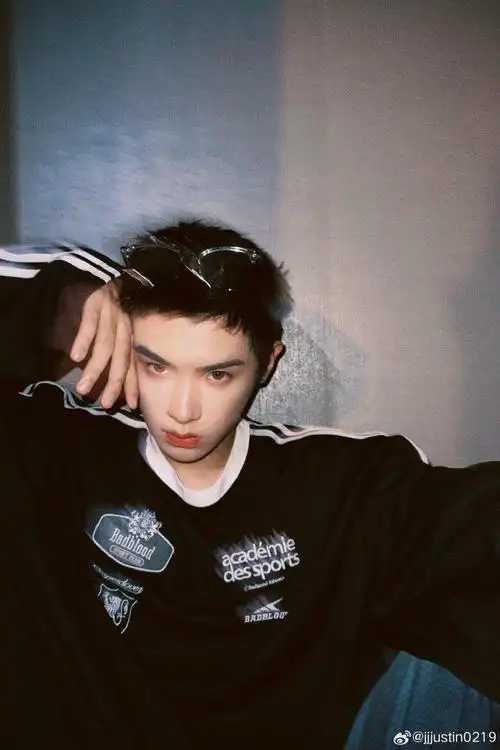 黄明昊的这个寸头 眼镜的造型 真的太鲨人了