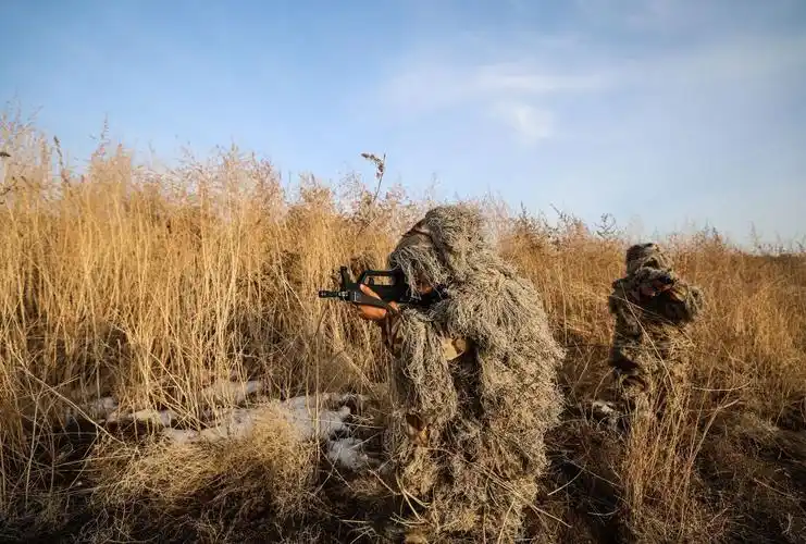 战味十足高清大图定格武警官兵火热练兵场景