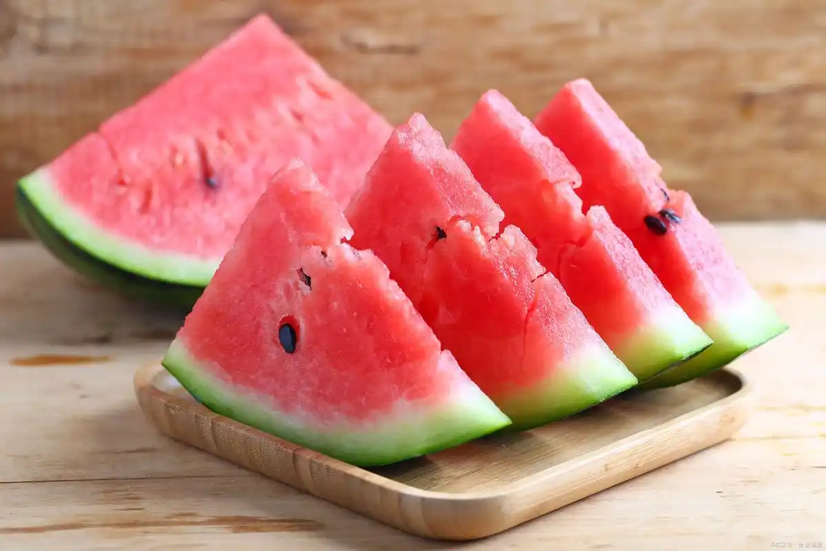 「碧蔓凌霜卧软沙,年来处处食西瓜」降温去暑,九首西瓜诗词欣赏