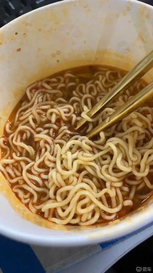 泡面吃的嘴巴有点方,去车里睡一会,车里需要备一个充气床,这样特别舒