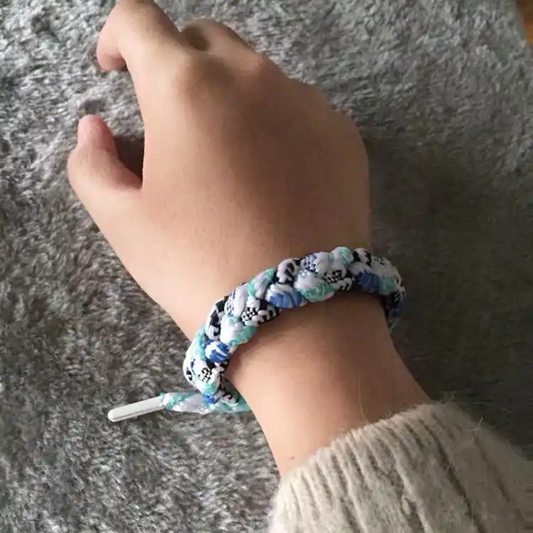 小狮子手链水资源 蓝白相间很清凉的感觉 常规大小 但是算常规很小的