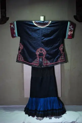 古彝族女式盛装