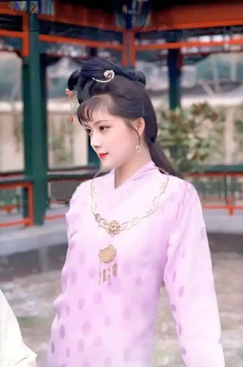 "薛宝钗"晒近照状态好,56岁张莉肤白貌美,身材窈窕气质绝佳