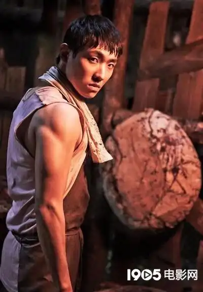 《客人》曝李准角色剧照 大秀肌肉展现野性魅力