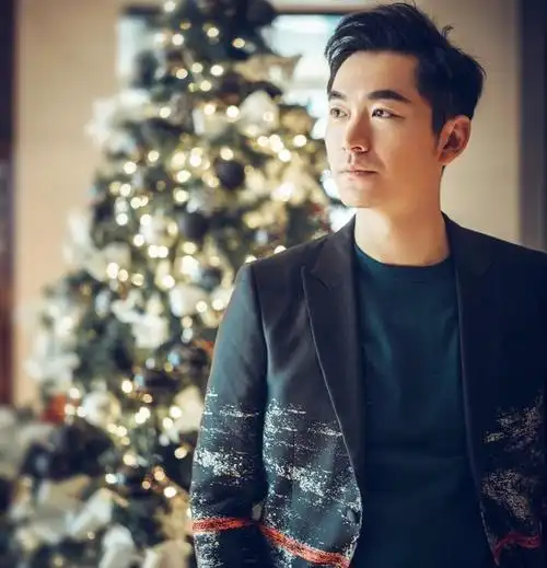 演员朱泳腾:与妻子相亲认识,风雨23年生一子,曾向陆毅取育儿经