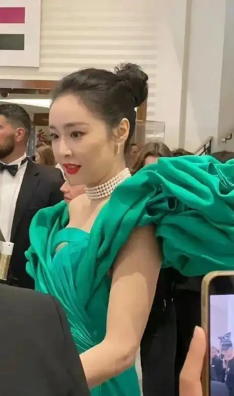 高叶算不算大美女?看看她和赵丽颖马丽的合照就知道了