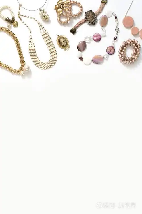 一套女装首饰在复古风格的项链浮雕珍珠手链链耳环白色背景照片-正版