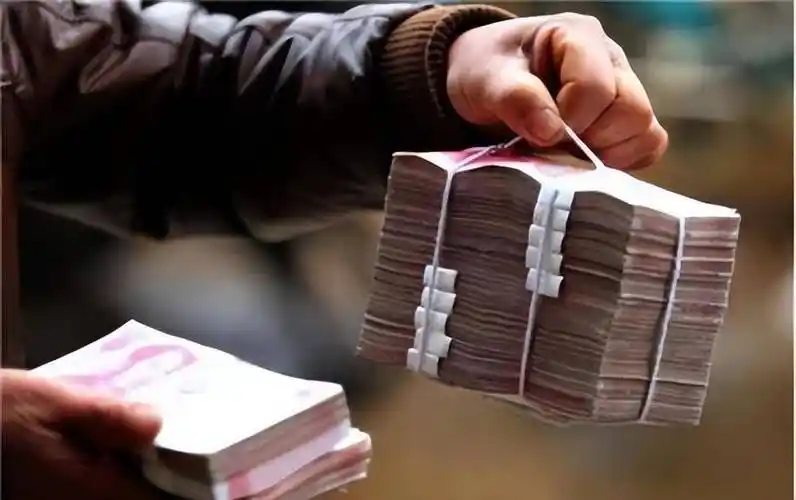 越南大街上,成捆的人民币当众摆在路边,就不怕被人抢吗?