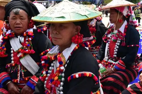 热吗炎热的天气和德昂族浇花节很配
