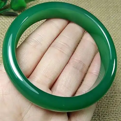 批发珠宝莹润帝王绿玛瑙手镯 时尚美美哒绿玉髓手镯