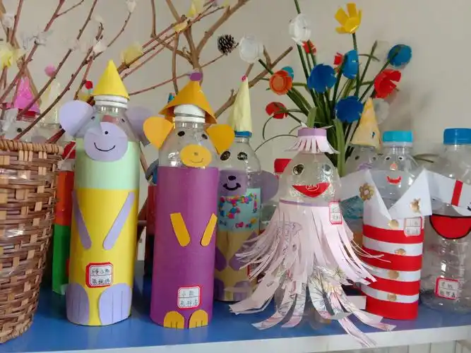 宝贝们的亲子手工作品《有用的矿泉水瓶》