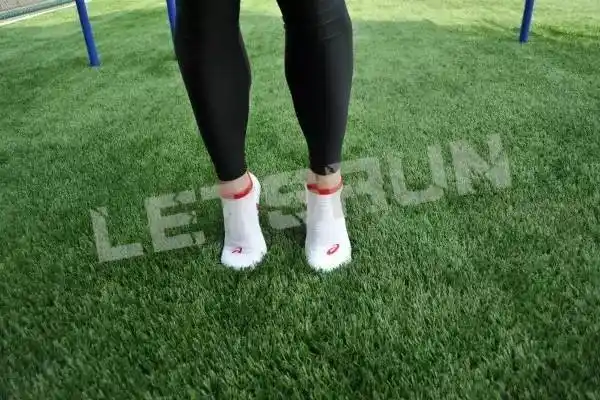 弹力带训练:勾脚背锻炼踝关节前侧力量.