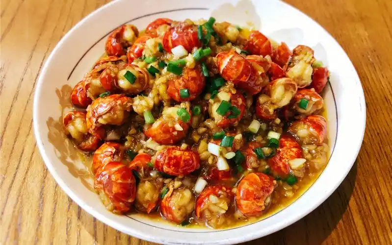 蒜蓉虾球,吃腻了麻辣虾球的,可以换个口味这样做,一样超好吃!